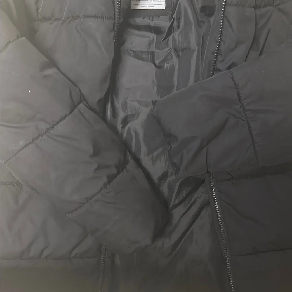 GAP kids large Black Puffer Jacket Sleek and Versatile